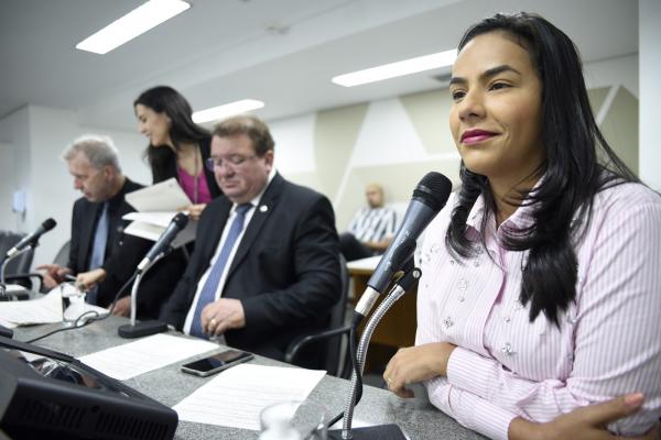Deputada Nayara Rocha vota a favor do aumento do ICMS em Minas